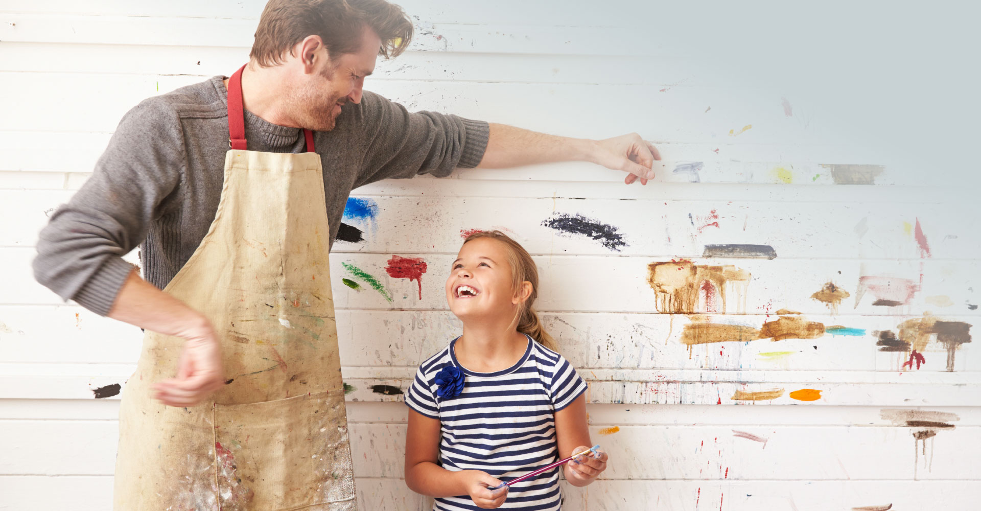 El arte de imprimir una actitud positiva hacia el futuro, padre e hija compartiendo momentos